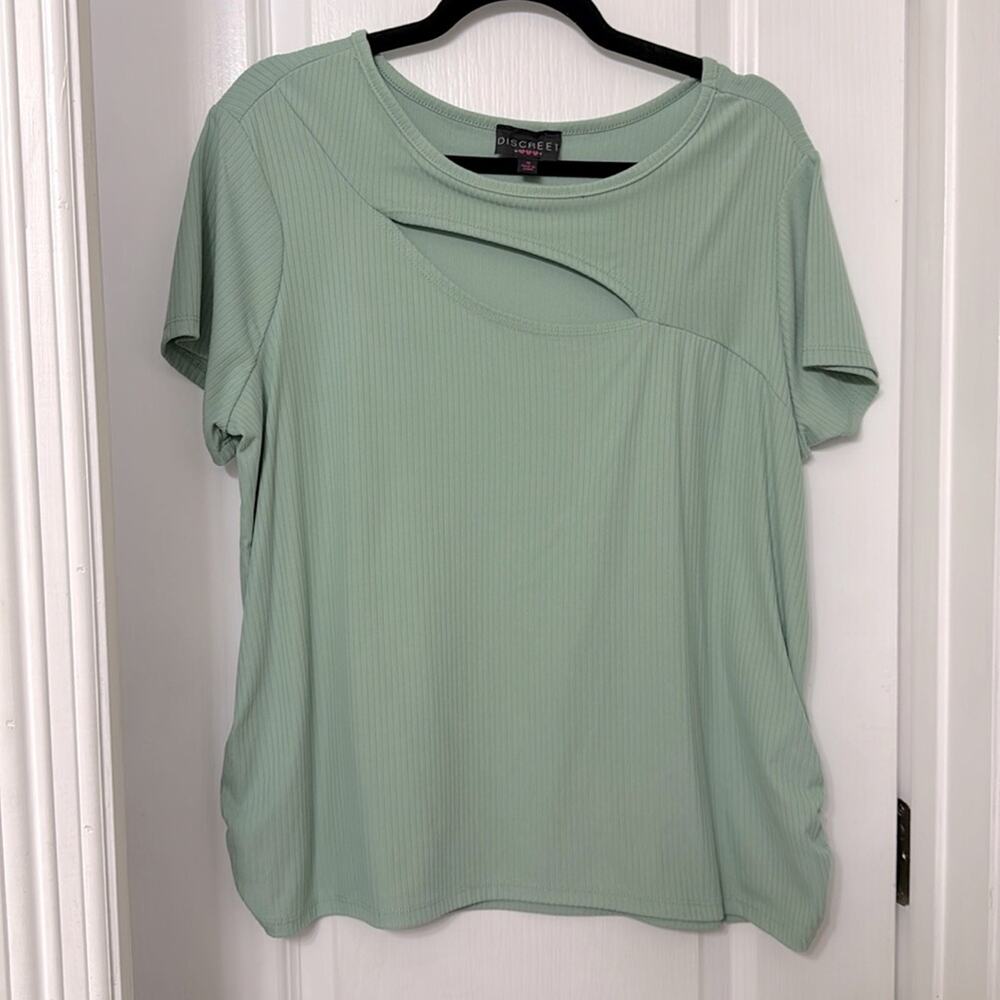 Discreet green keyhole top size 1x